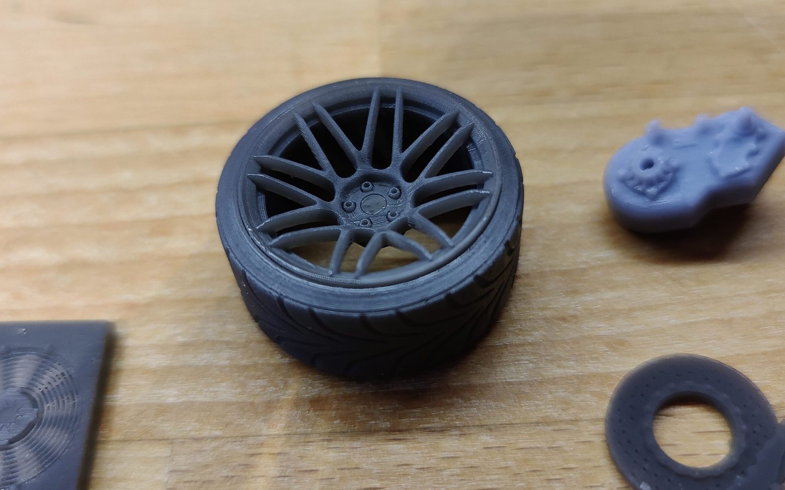 Gedetailleerde 3D print van een miniatuur autoband en velg, voorbeeld van 3D printen in de buurt.