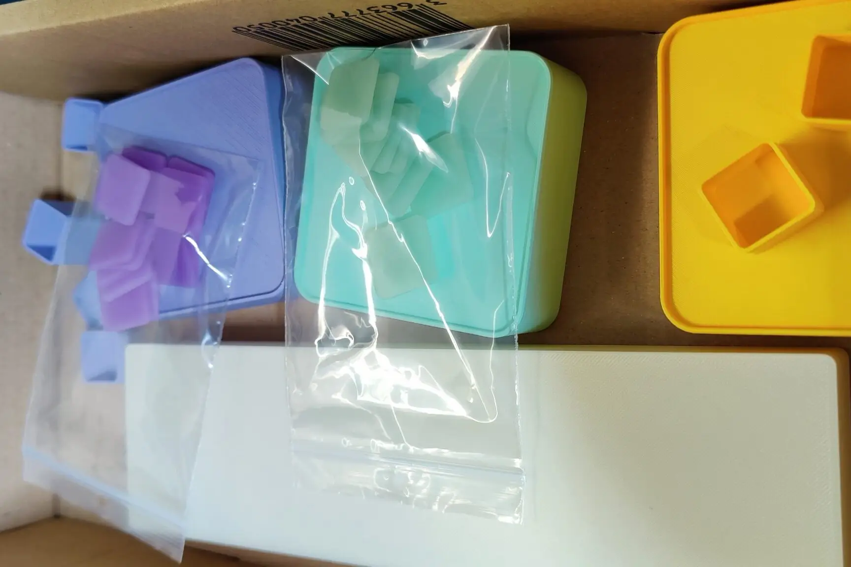 Prototype 3D print met PLA blokken en kleine resin onderdelen, gemaakt via 3D printing.