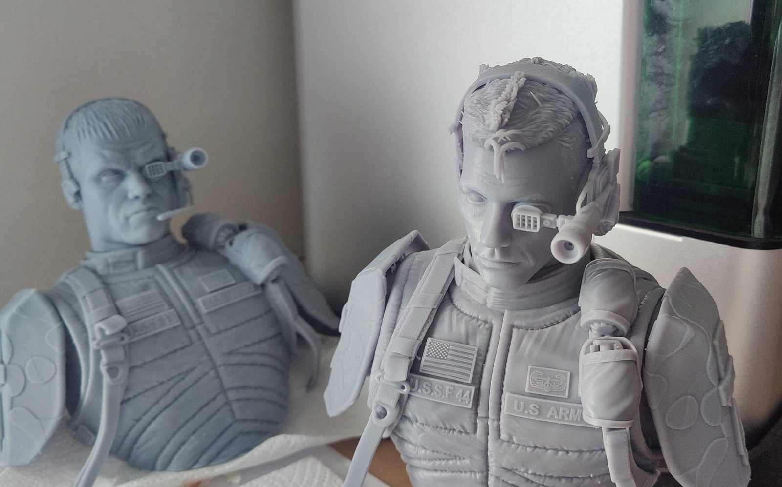 Gedetailleerde 3D prints van futuristische soldatenbustes, ideaal voor maquettes en modelbouw.