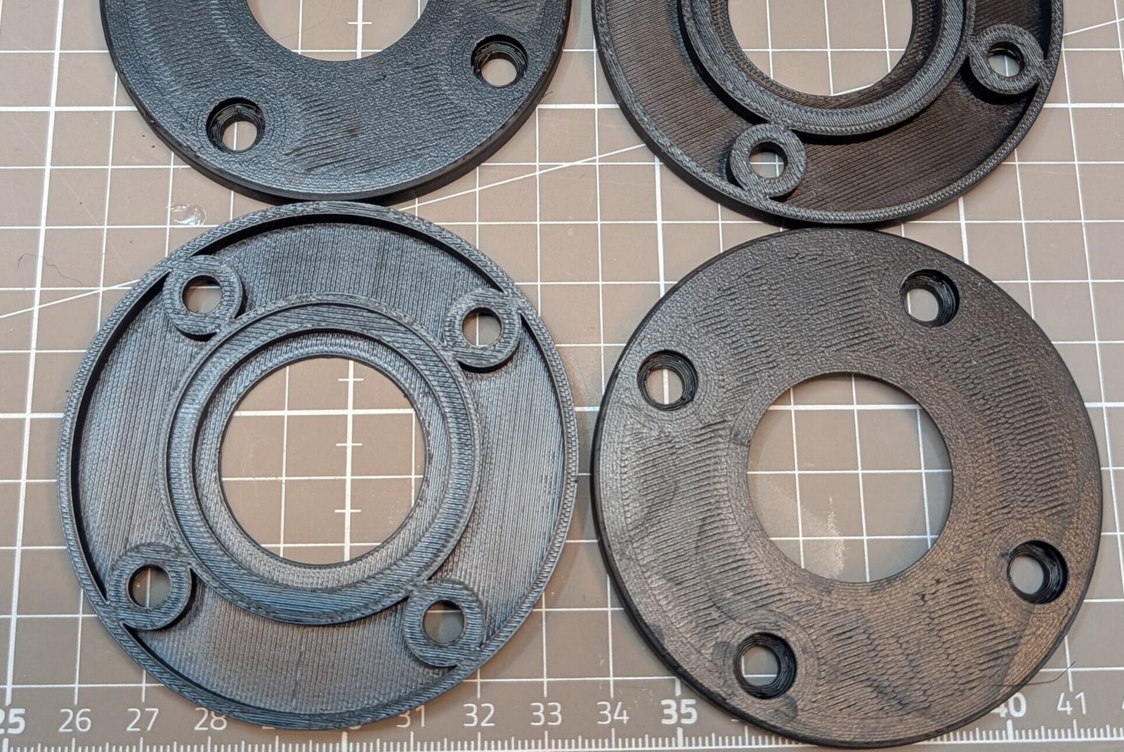 Functionele 3D prints van technische schijfonderdelen met boutgaten, voorbeeld van 3D printen.