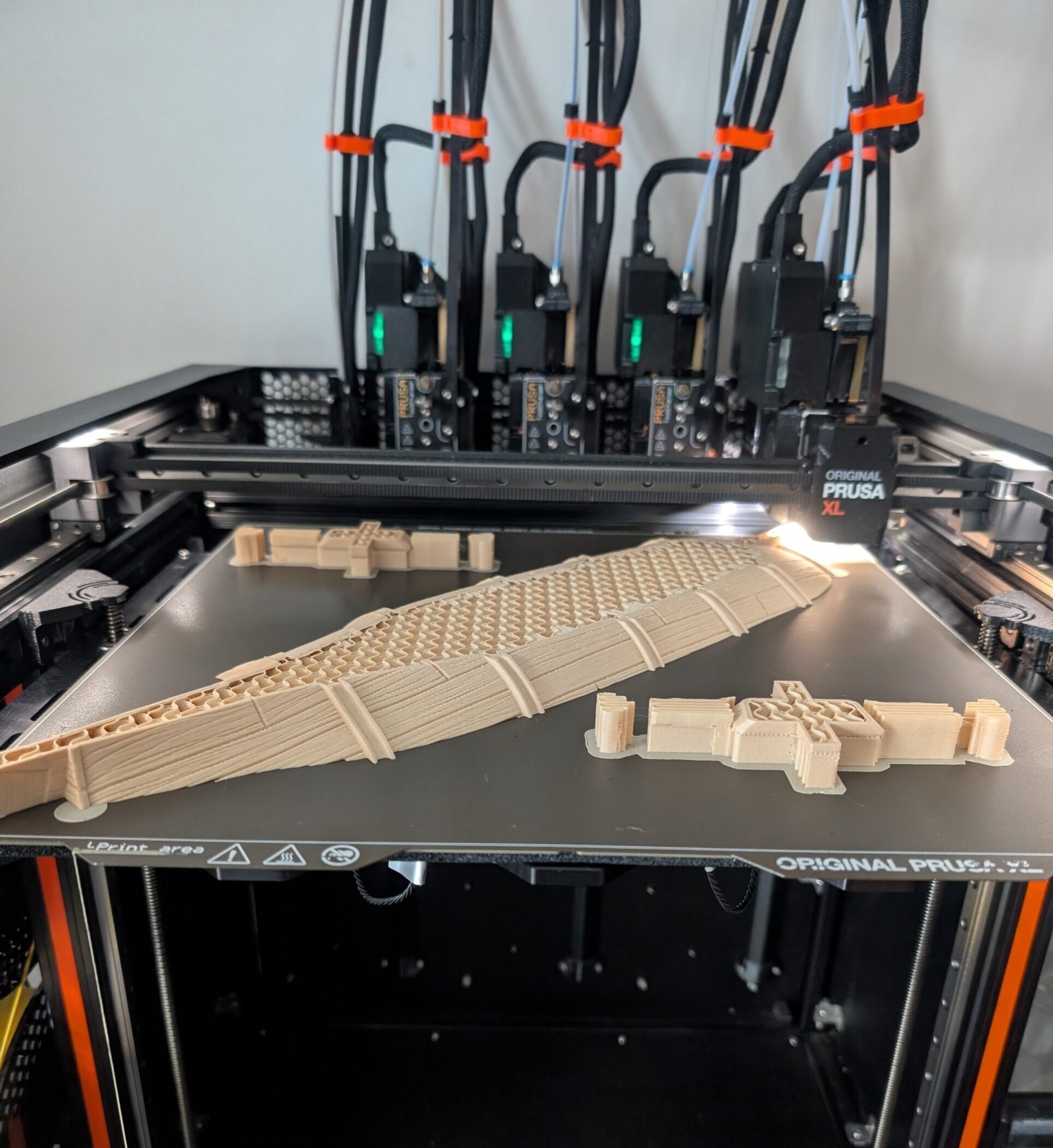 Grote 3D print op een Prusa XL printer, voorbeeld van een FDM printer