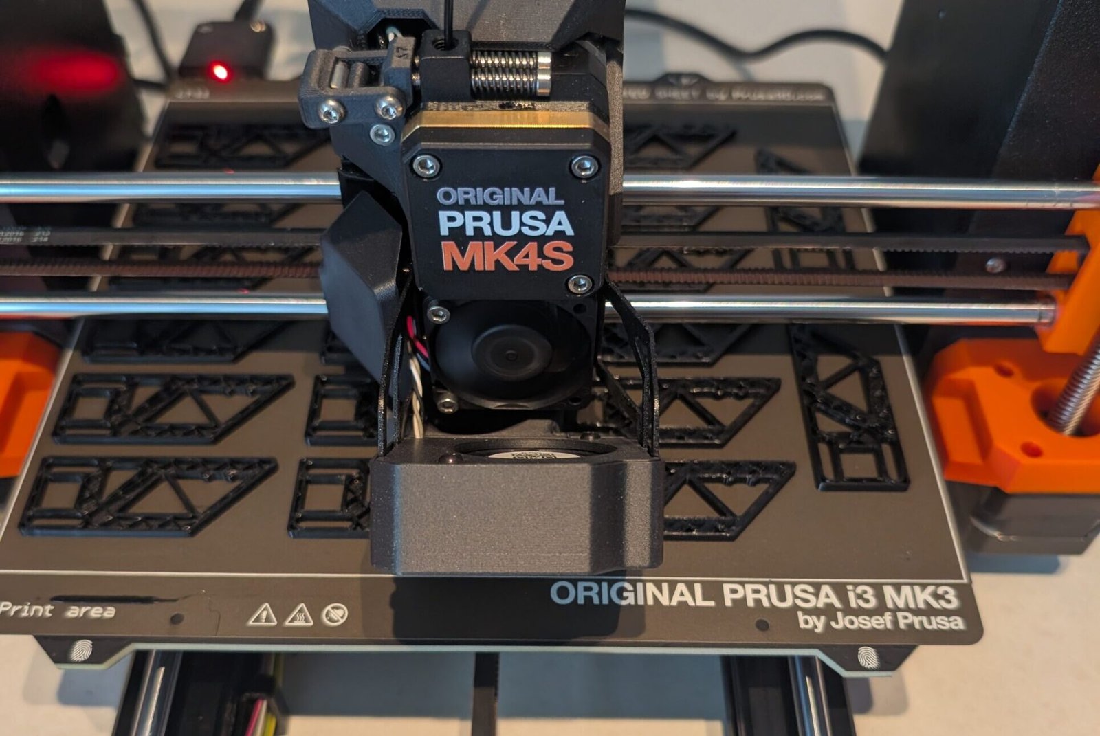 Original Prusa MK4S 3D printer in actie tijdens het printen van onderdelen, professioneel 3D printen in de buurt.