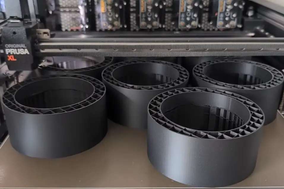 Kleine oplagen van grote 3D prints op een Original Prusa XL printer.