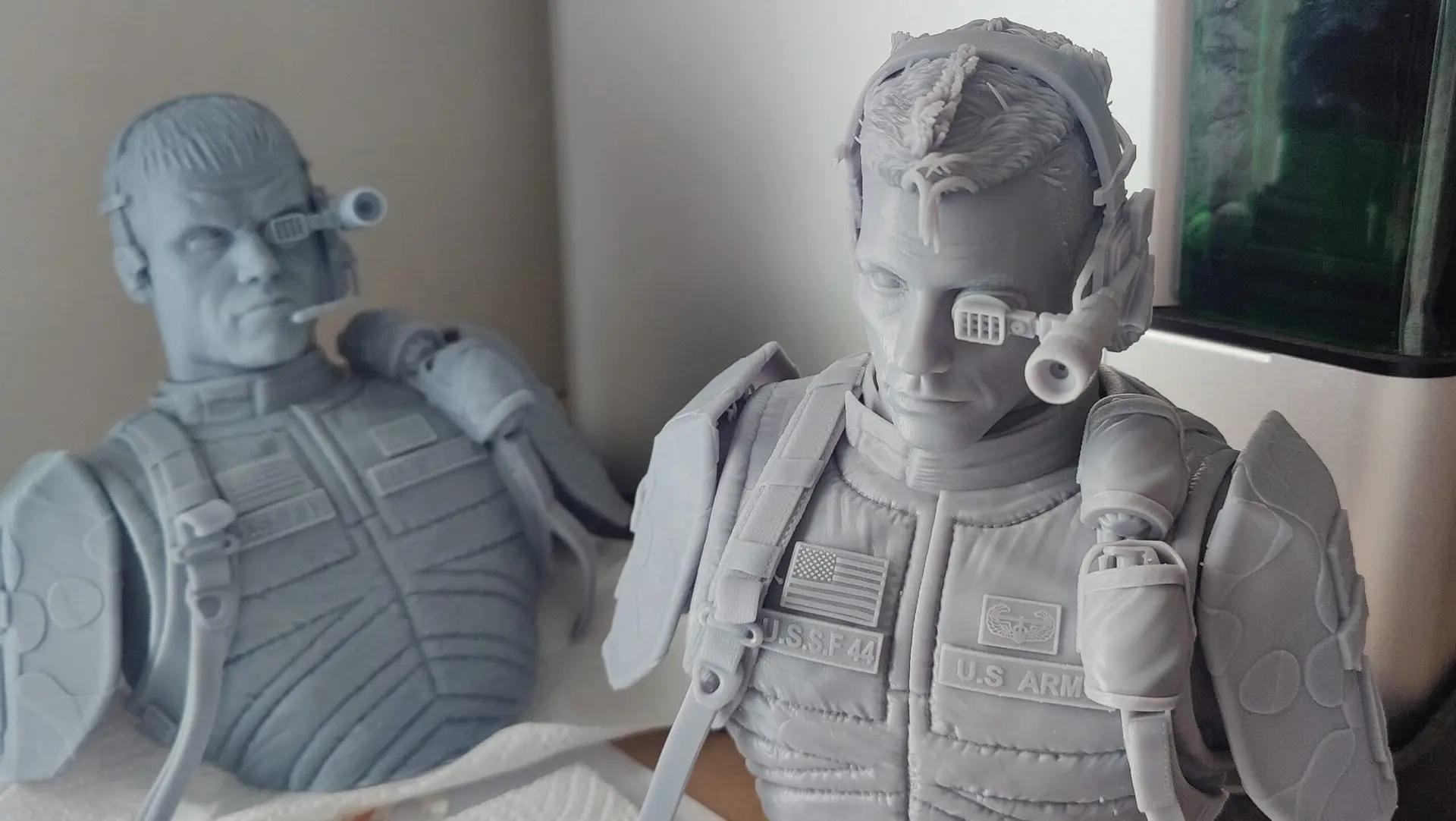 Gedetailleerde 3D prints van futuristische soldatenbustes, ideaal voor maquettes en modelbouw.