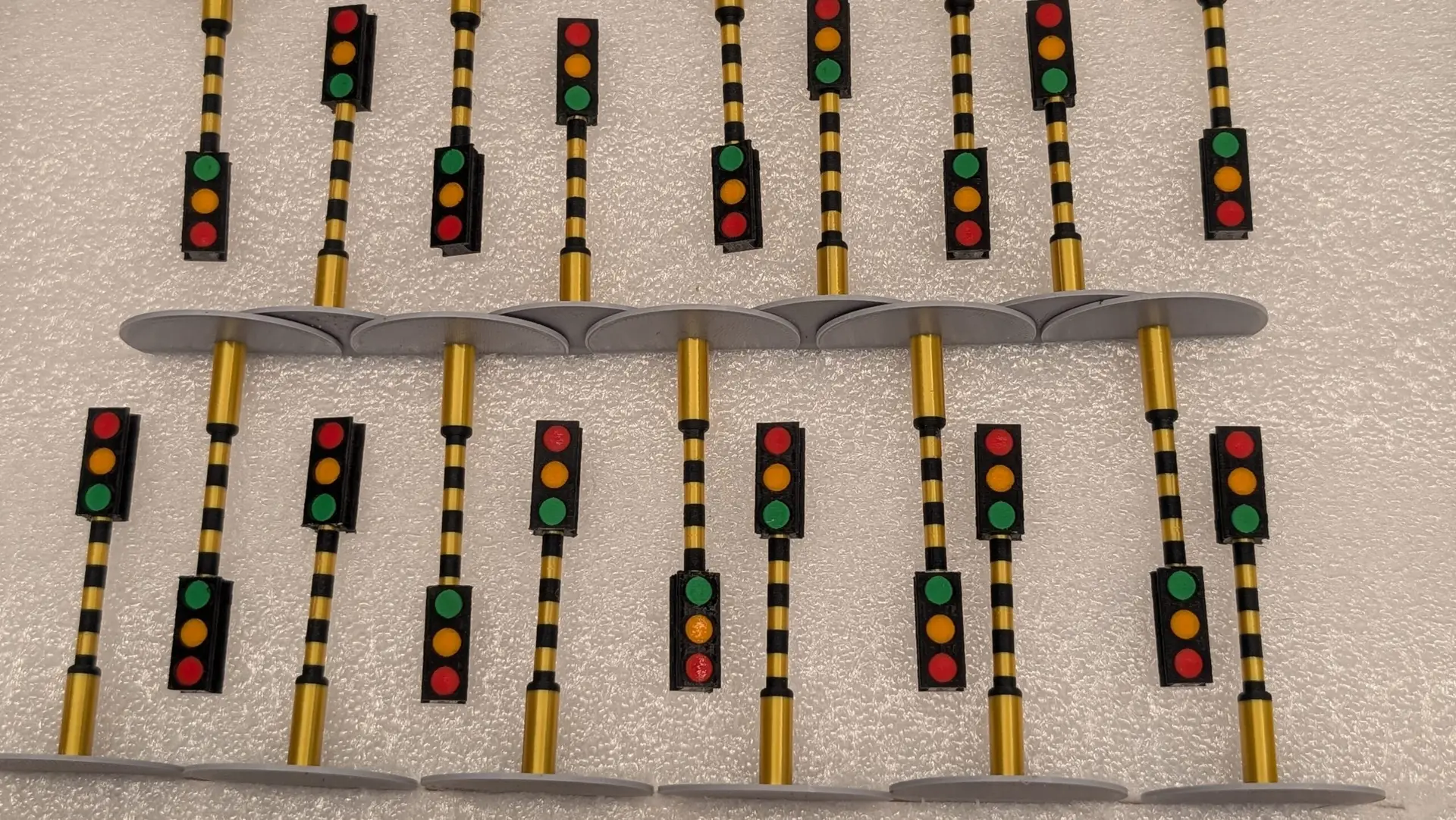 Meerdere 3D geprinte verkeerslichten in verschillende kleuren.